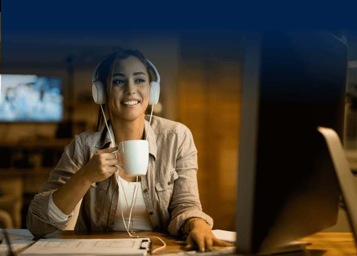 A person accesses Usenet with UsenetServer on a laptop in their living room, showing the speed and ease that users experience when enjoying premium Usenet access from UsenetServer.